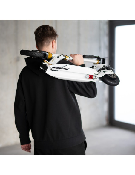 СКУТЕР БЯЛО-ЗЛАТИСТ С ДИСКОВА СПИРАЧКА NILS EXTREME