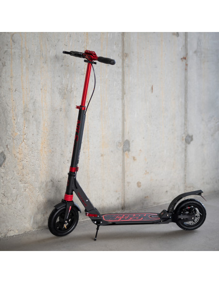 ЧЕРНО-ЧЕРВЕН СКУТЕР С ДИСКОВА СПИРАЧКА NILS EXTREME