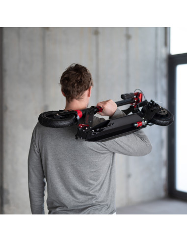 ЧЕРНО-ЧЕРВЕН СКУТЕР С ДИСКОВА СПИРАЧКА NILS EXTREME