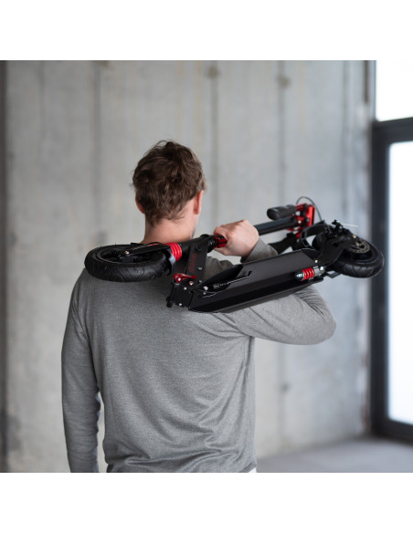 ЧЕРНО-ЧЕРВЕН СКУТЕР С ДИСКОВА СПИРАЧКА NILS EXTREME